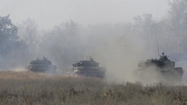 Бойовики ЛНР відводять танки_2 / © Reuters