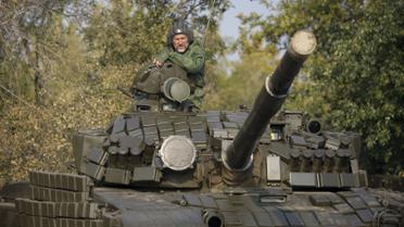 Бойовики ЛНР відводять танки_1 / © Reuters