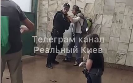 Девочка плакала и умоляла отпустить папу: в киевском метро полиция задержала мужчину с ребенком (видео)