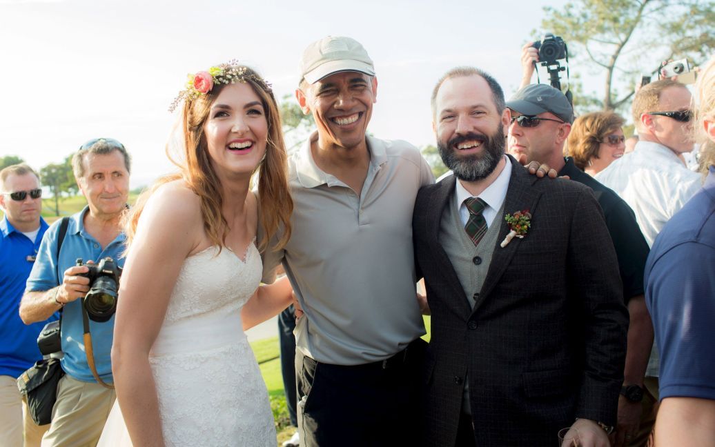 Жених и невеста фотографируются с президентом США Обамой Обама во время своей свадьбы в Калифорнии. Обама после игры в гольф в Сан-Диего поздравил молодоженов, которые праздновали свадьбу на том же поле. / © Reuters