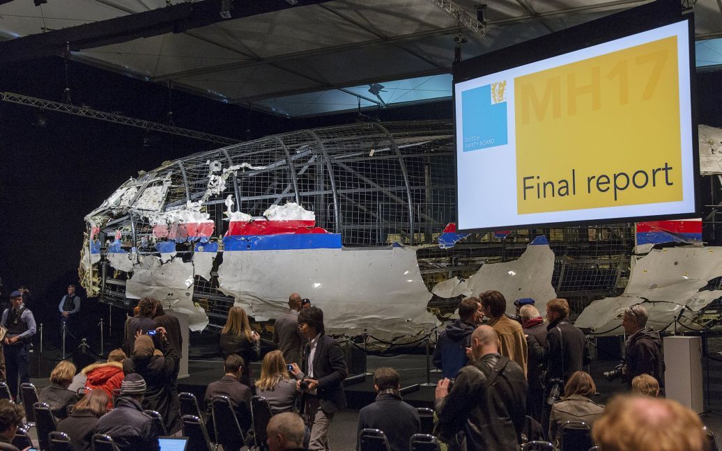 Эксперты восстановили часть самолета из обломков / © Reuters