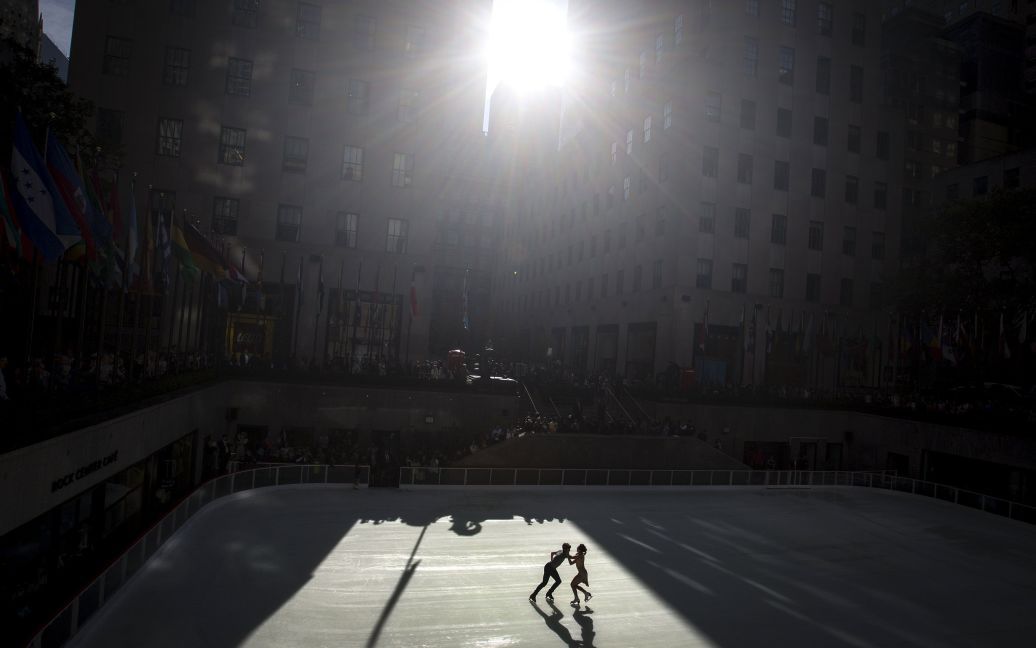 Чемпионы Олимпийских игр в танцах на льду Мэрил Дэвис и Чарли Уайт катаются на катке в Рокфеллер-центре. Они открывают новый зимний сезон на публичной катке в Манхэттене, Нью-Йорк. / © Reuters