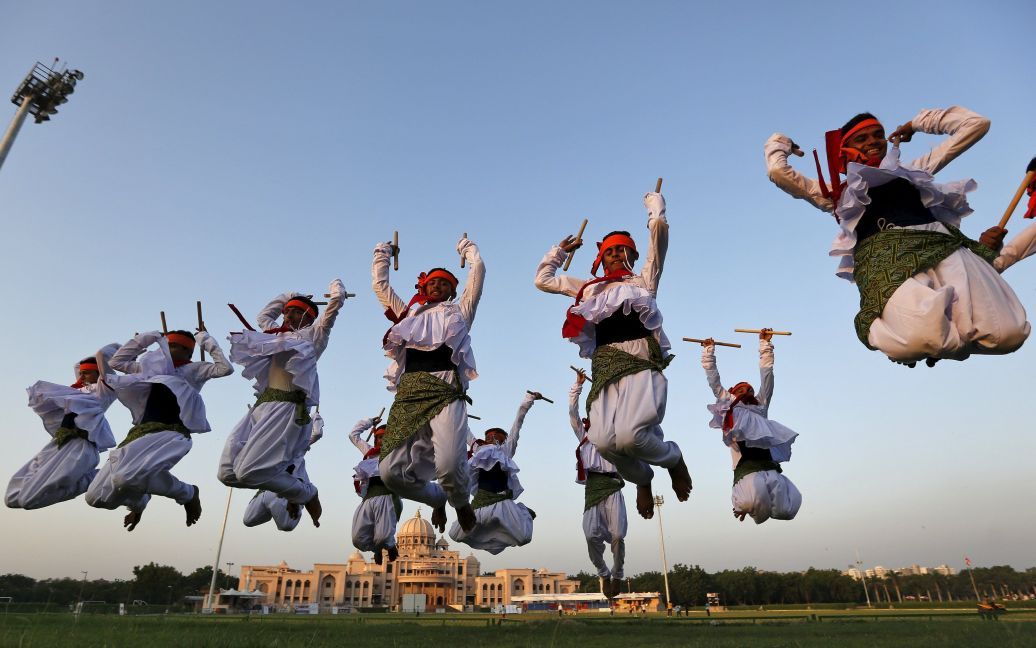 Народные танцоры исполняют традиционный танец Дандийя во время репетиции перед фестивалем Навратри в Ахмедабаде, Индия. Фестиваль честь индуистской богини Дурги отмечается в течение девяти дней, когда тысячи молодых людей танцуют всю ночь напролет в традиционных костюмах. Навратри начинается с 13 октября этого года. / © Reuters