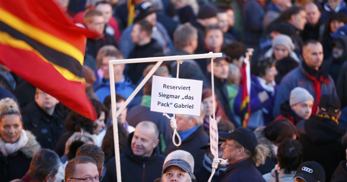 "Патриоты Европы" протестуют против приема беженцев из Сирии. / © Reuters
