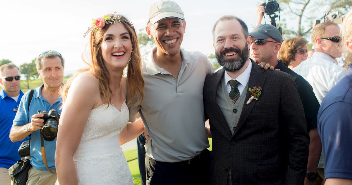 Жених и невеста фотографируются с президентом США Обамой Обама во время своей свадьбы в Калифорнии. Обама после игры в гольф в Сан-Диего поздравил молодоженов, которые праздновали свадьбу на том же поле.