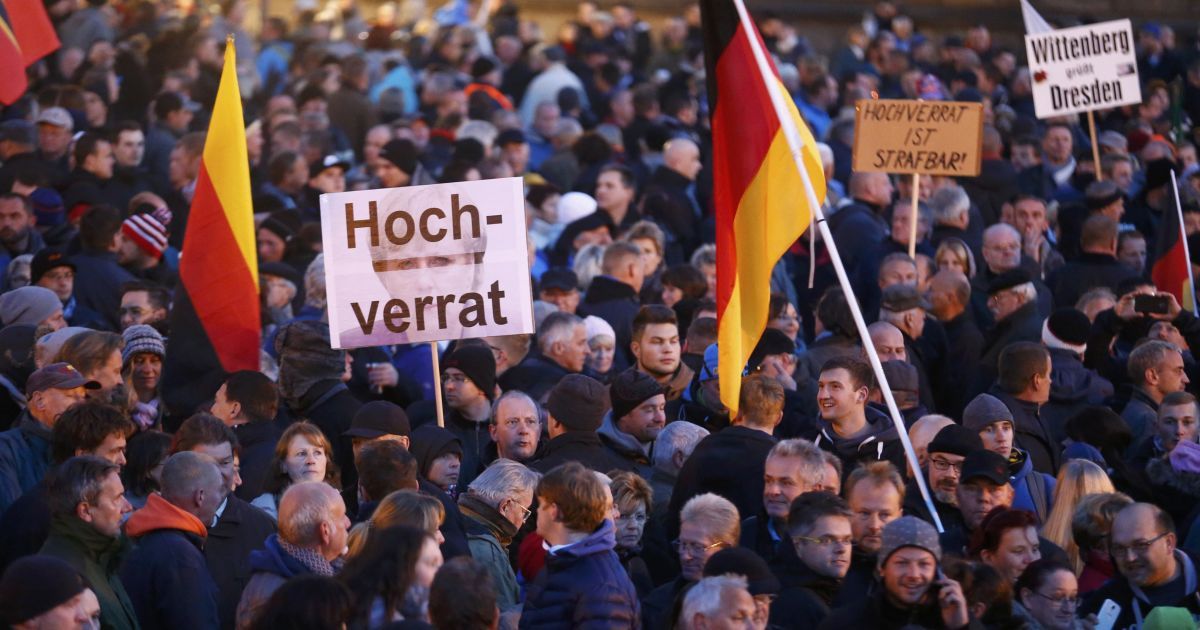 "Патриоты Европы" протестуют против приема беженцев из Сирии. / © Reuters