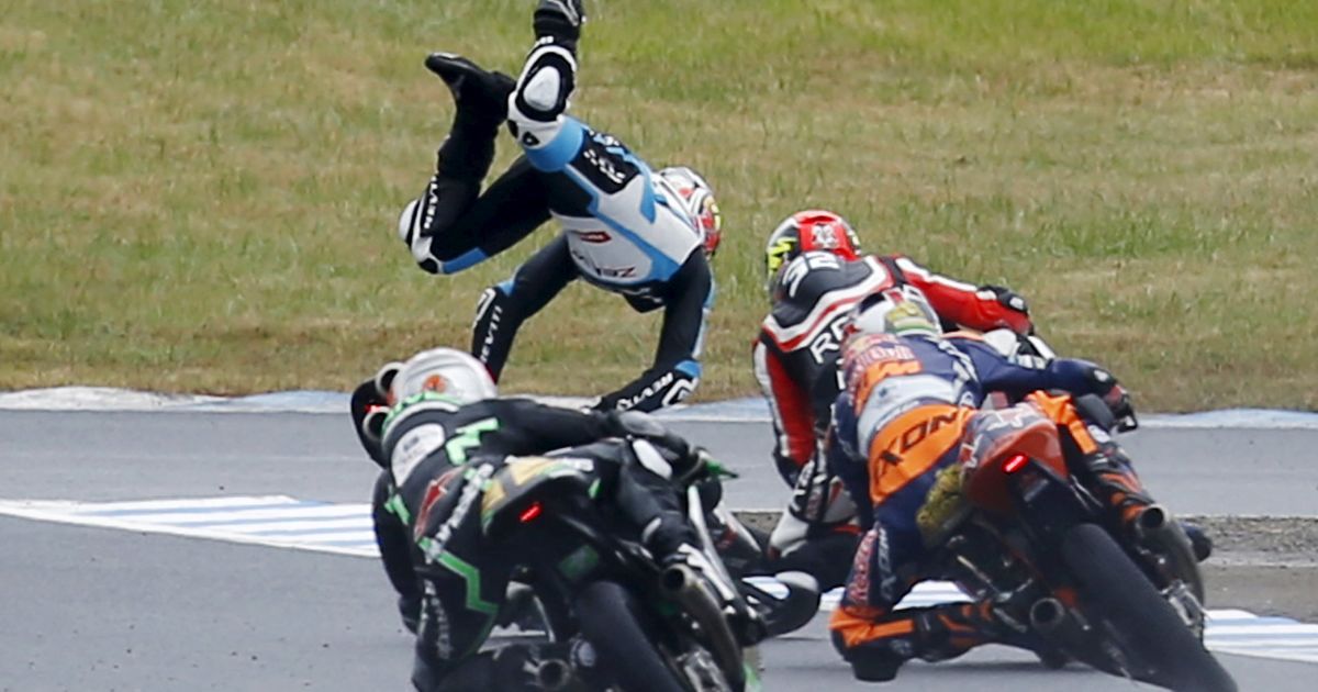 Мотогонщик Honda Moto3 Лівіо Лой з Бельгії падає під час Гран-прі Японії на трасі Twin Ring Motegi на північ від Токіо, Японія. / © Reuters