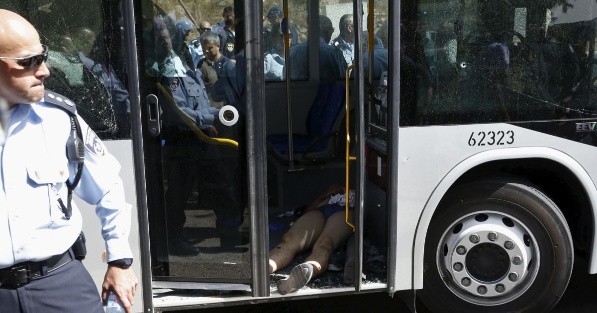 Двоє чоловіків арабського походження накинулися із ножами на пасажирів автобуса.