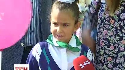 Певица Галлина с новым мужем отвела дочь во второй класс
