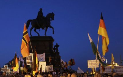 В Берлине начались столкновения между полицией и сторонниками мигрантов, есть раненые