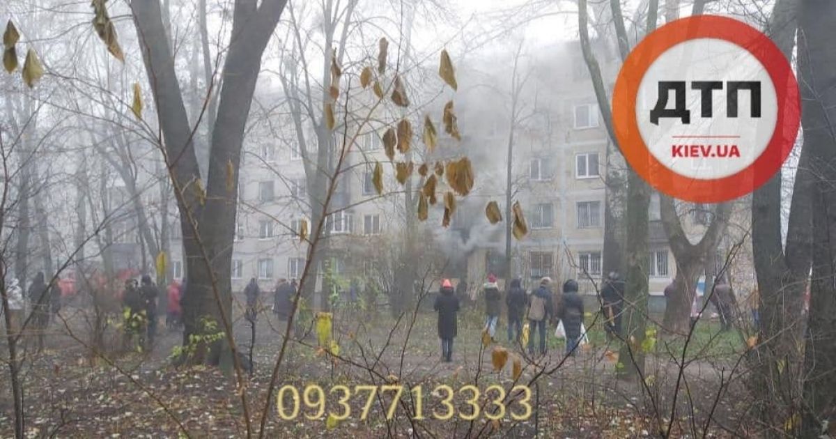 У Києві палає квартира: щоб встановити автодрабини, рятувальники пиляють дерева
