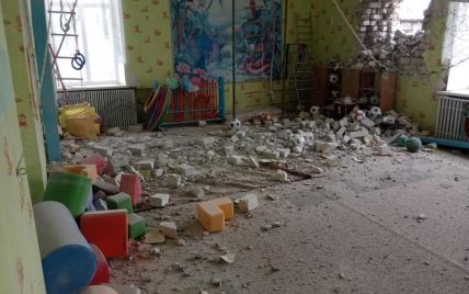 У Станиці Луганській бойовики з важкого калібру обстріляли дитсадок: є постраждалі, триває евакуація (фото)
