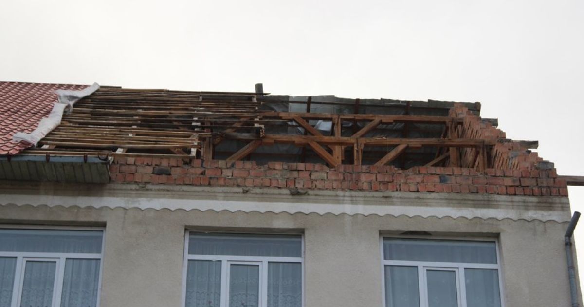 Ветер повредил кровлю гимназии, фото/Иван Мисикевич, Facebook