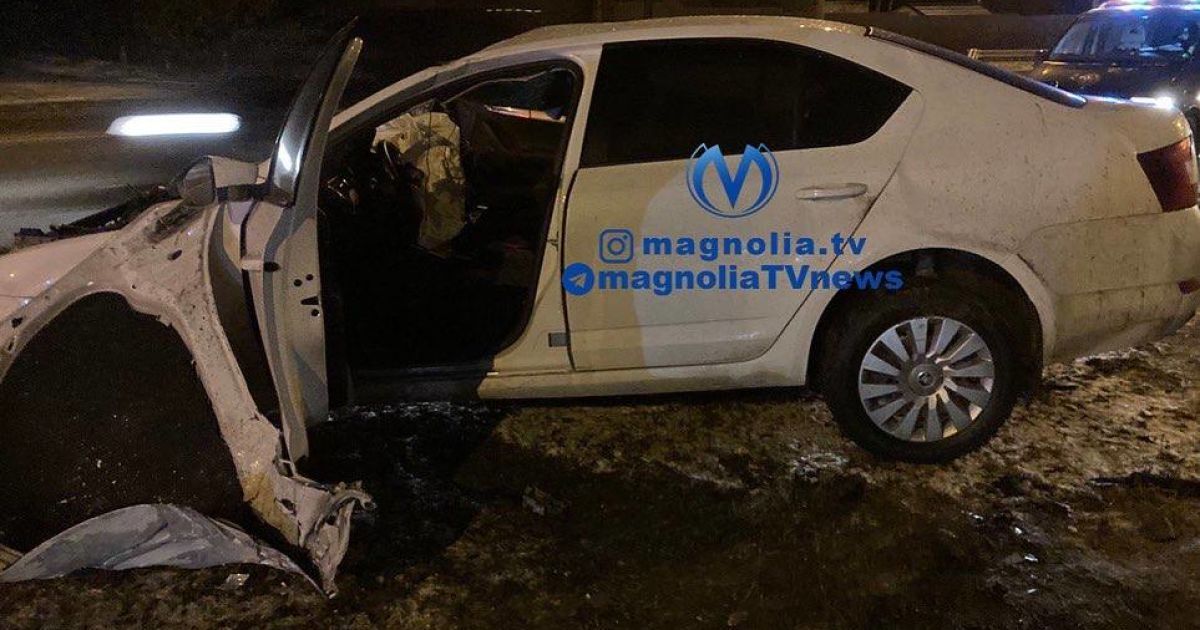 На Броварському шосе автівка врізалась у білборд