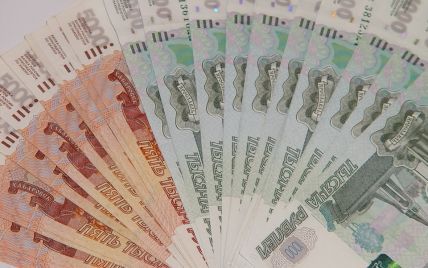 Украинцы ради выгодной покупки валюты устраивают заграничный "карточный туризм"
