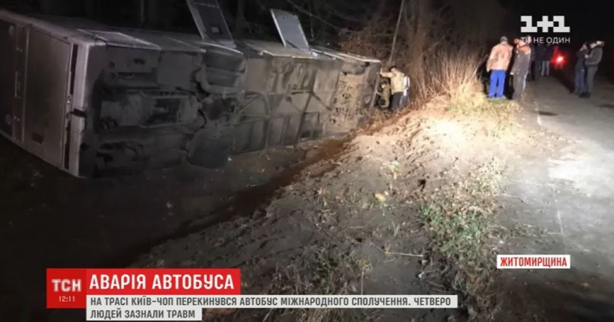 На житомирской трассе пассажирский автобус слетел в кювет и перевернулся