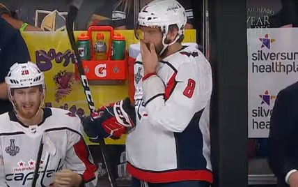 Його навіть не було у грі: російський хокеїст отримав шайбою по зубах під час матчу НХЛ