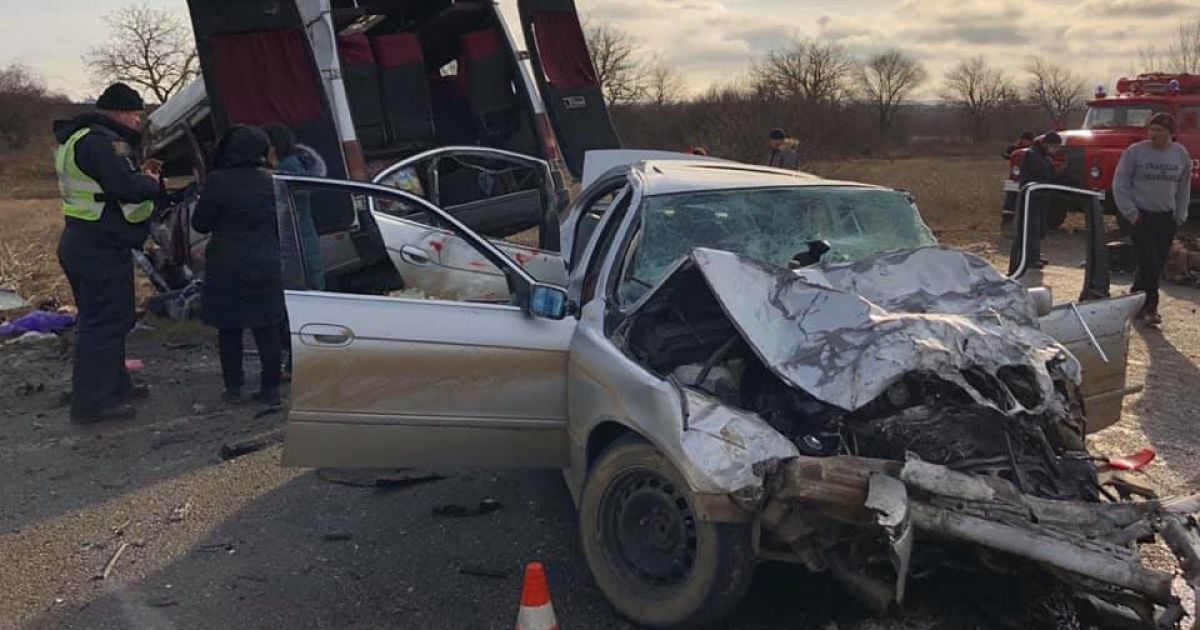 У страшній ДТП із маршруткою і BMW загинула 14-річна дівчинка. Поліція відкрила кримінальне провадження