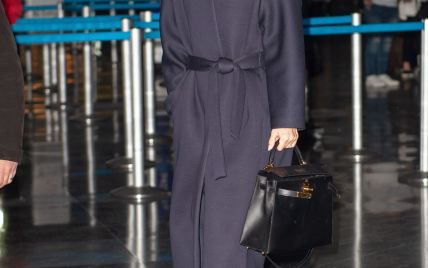 Стильна та з сумкою від Hermes: Розі Гантінгтон-Вайтлі заскочили в аеропорту Нью-Йорка