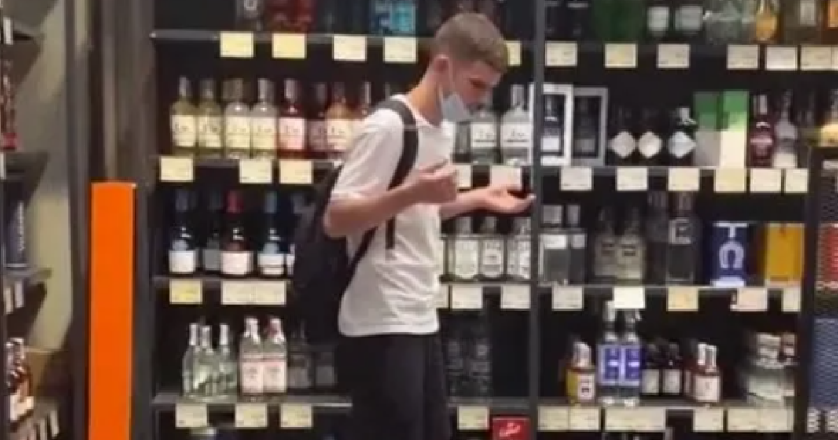 У Києві підліток заради ролика для TikTok розбив пляшку елітного алкоголю за $7,5 тисячі (відео)