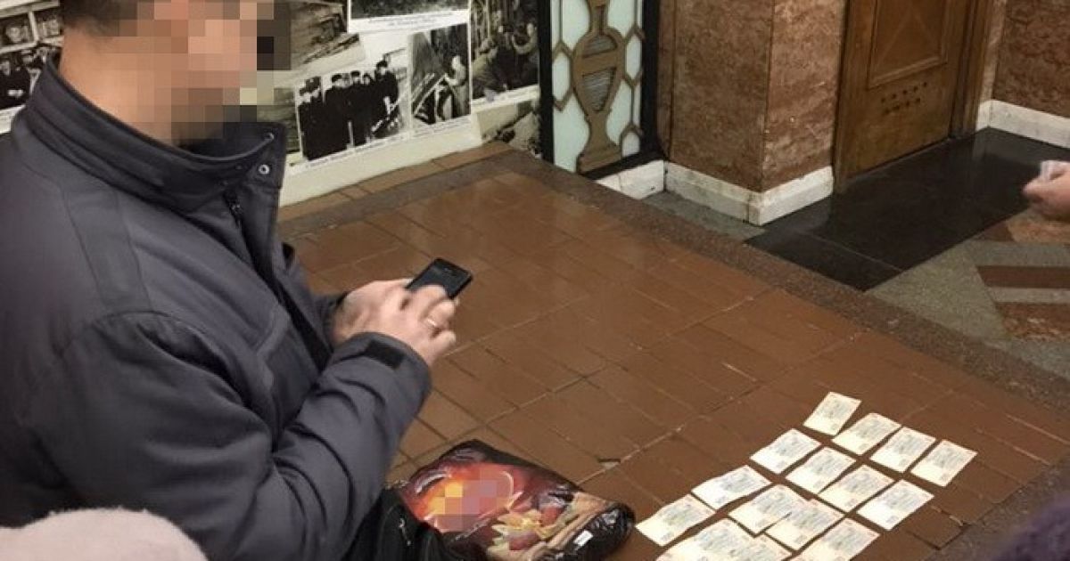 Посадовець Київської митниці погорів на хабарі у майже 10 тис. гривень
