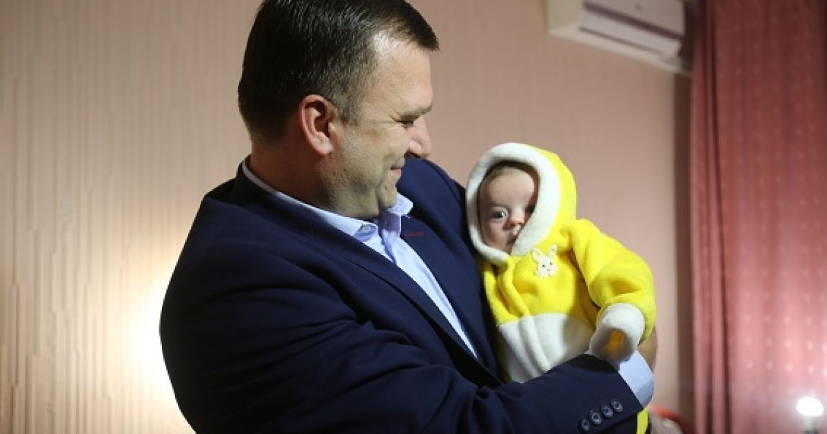 "Віка для нас – хресна донька". У Києві поліцейські взяли під опіку дівчинку, яку викрали біля дитсадка