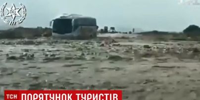 Возле Мертвого моря наводнение заблокировало автобус с полусотней украинцев