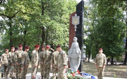 В Житомирской области облили красной краской новый Мемориал воинам-защитникам Украины