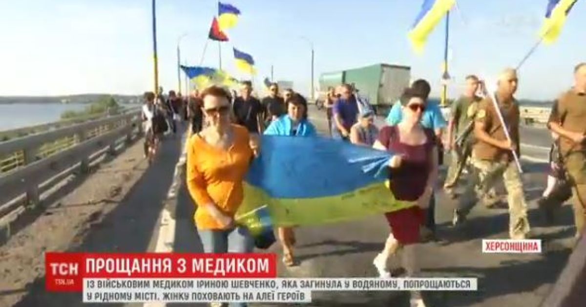 У Херсоні прощаються з загиблою від обстрілу медиком: люди йдуть містом великою колоною