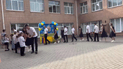 Дети на линейке вышли под песню с матом