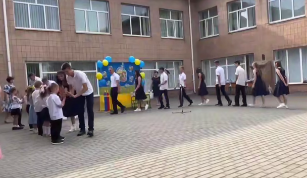 На Черкасщине на школьной линейке включили песню с матом "о купальниках" (видео)