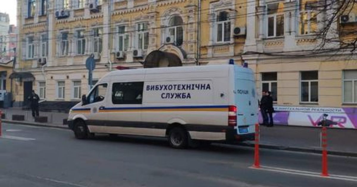Заминирование Киева: ищут взрывчатку на вокзале и в аэропорту "Жуляны"