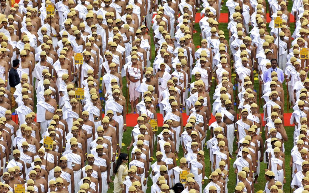Школьники, одетые как Махатма Ганди, участвуют в попытке установить новый мировой рекорд Гиннеса по самому большому скоплению людей, одетых как Ганди. 2 октября Индия отмечает 146-ю годовщину со дня рождения Махатма Ганди, которого называют "отцом нации". Он сыграл важную роль в борьбе Индии за независимость от Великобритании. / © Reuters