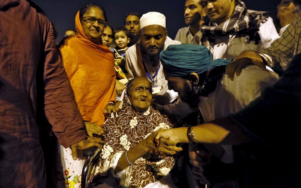 В индийском Ахмедабаде родственники встречают женщину, которая совершила хадж в Мекку. Во время последнего хаджа в огромной давке погибли 765 человек. Индия направляет один из крупнейших контингентов паломников в Мекку. Мусульманское население в стране является третьим по величине в мире, и Саудовская Аравия предлагает каждой стране одно место за 1000 мусульман. / © Reuters