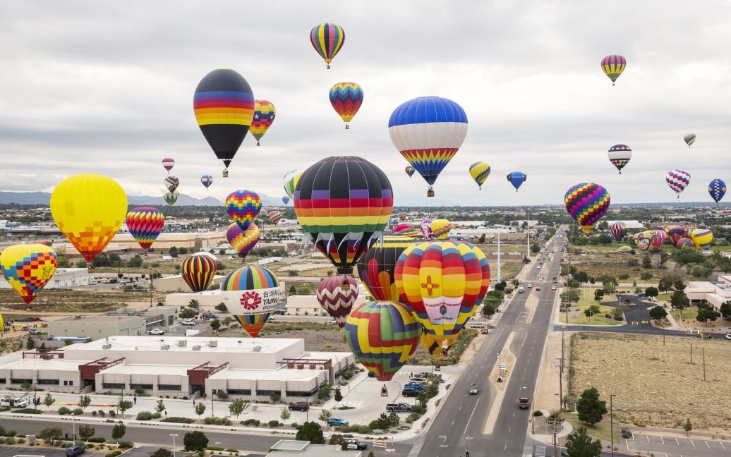 Воздушные шары летят во время международного фестиваля Albuquerque International Balloon Fiesta в городе Альбукерке (Нью-Мексико, США). / © Reuters