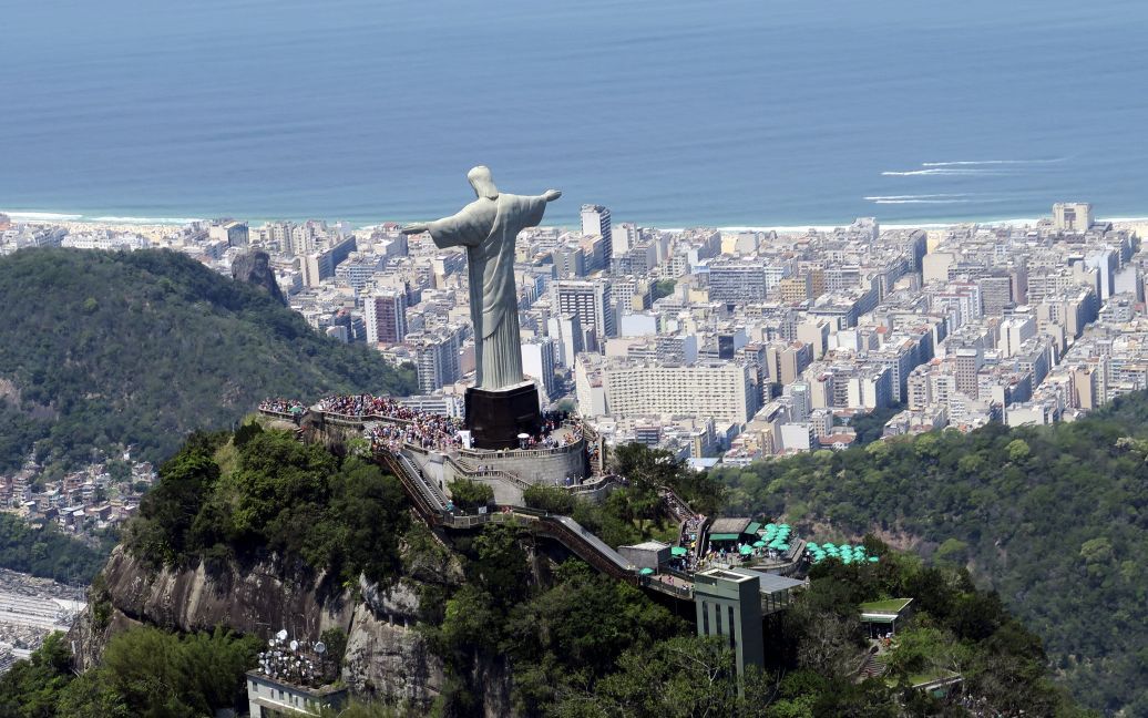 Туристы посещают статую Христа Искупителя в Рио-де-Жанейро, Бразилия. / © Reuters