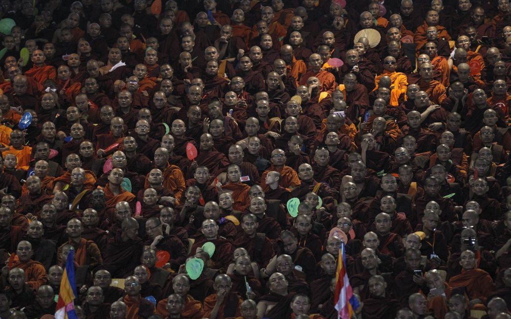 Буддийские монахи, которые поддерживают буддийскую националистическую организацию Ма Ба Та, сидят во время празднования в честь недавно принятых законов о защите нации и религии, которые, в частности, ограничивают права мусульманского меньшинства в Мьянме. Накануне первых демократических выборов в этой стране монахи, которые имеют большое влияние среди населения, предложили проверить кандидатов, насколько они патриотичны и уважают буддизм. / © Reuters