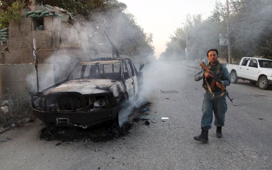 Афганский полицейский патрулирует город Кундуз. Афганские власти заявили, что правительственные войска отбили у талибов большую часть стратегического северного города Кундуз рано утром в четверг, через три дня после потери. / © Reuters