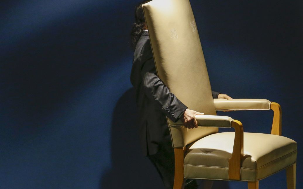 Мужчина несет стул, предназначенный для лидеров государств-участников ООН. Этот стул используется политиками, когда они ждут своего выступления во время 70-й сессии Генеральной Ассамблеи Организации Объединенных Наций в штаб-квартире ООН в Нью-Йорке. / © Reuters