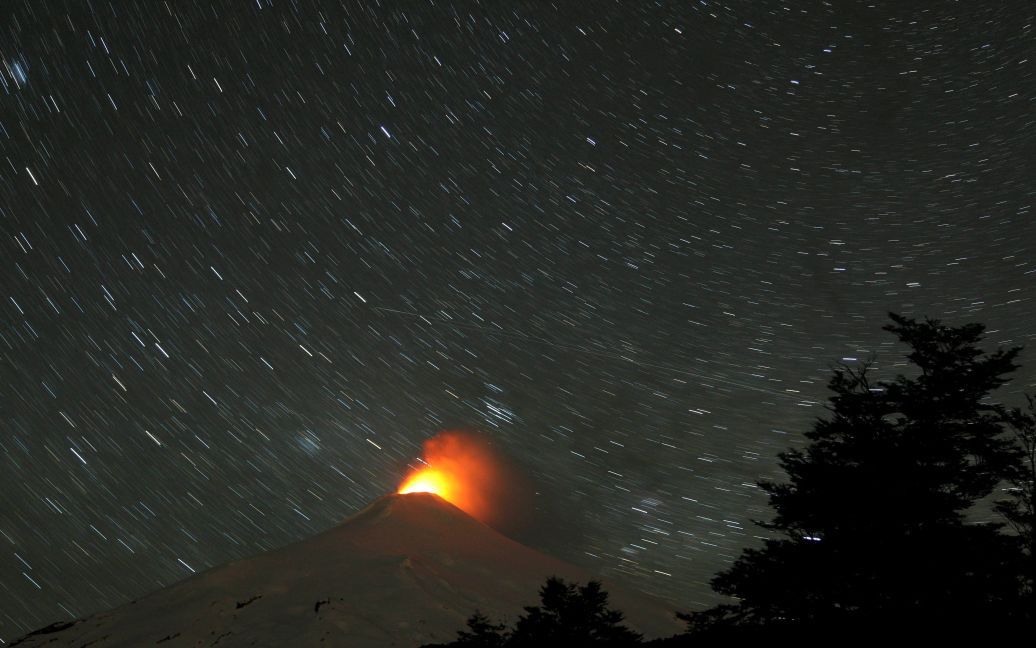 Фотограф снял вулкан Вильяррика ночью. Вильяррика является одним из самых активных вулканов в Южной Америке. / © Reuters