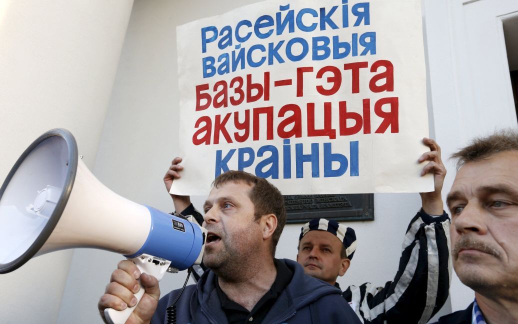 В Минске прошел митинг против российской авиабазы. / © Reuters