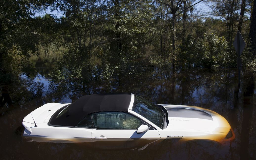 Автомобиль погружен в паводковые воды в Южной Каролине, США. 7 октября спасатели искали двух человек, пропавших без вести в паводковых водах в этом штате, в то время как власти призвали жителей сотен домов эвакуироваться. / © Reuters