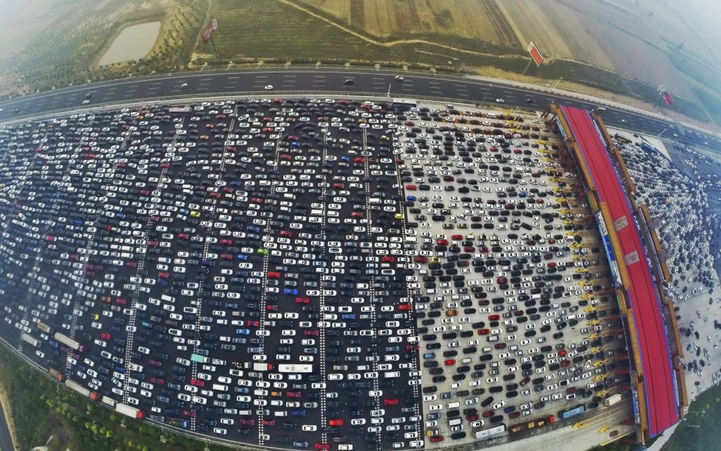 Пробка у китайского Пекина после празднования страной Национального дня. На фото, которое было сделано на въезде в город, можно увидеть сотни машин на автостраде в 50 дорог, которые не могут тронуться. / © Reuters