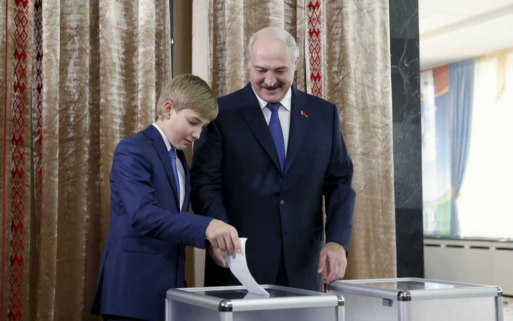 Более 80% белорусов проголосовали за Лукашенко. / © Reuters