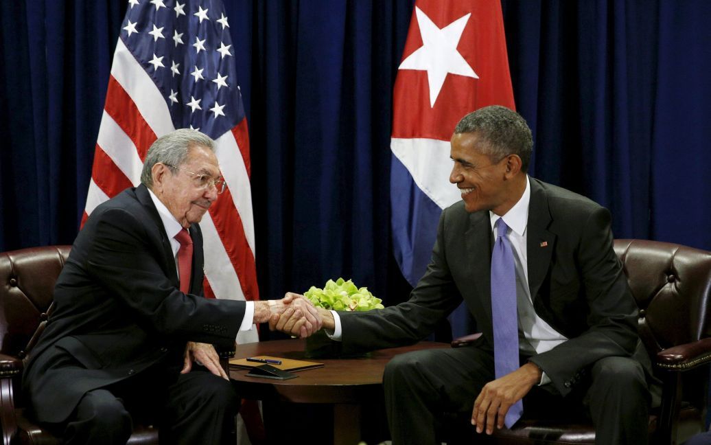 Президент США Барак Обама и президент Кубы Рауль Кастро пожали друг другу руки в начале встречи в Генеральной Ассамблее Организации Объединенных Наций в Нью-Йорке. Это были первые переговоры лидеров США и Кубы на американской территории за последние 60 лет. / © Reuters