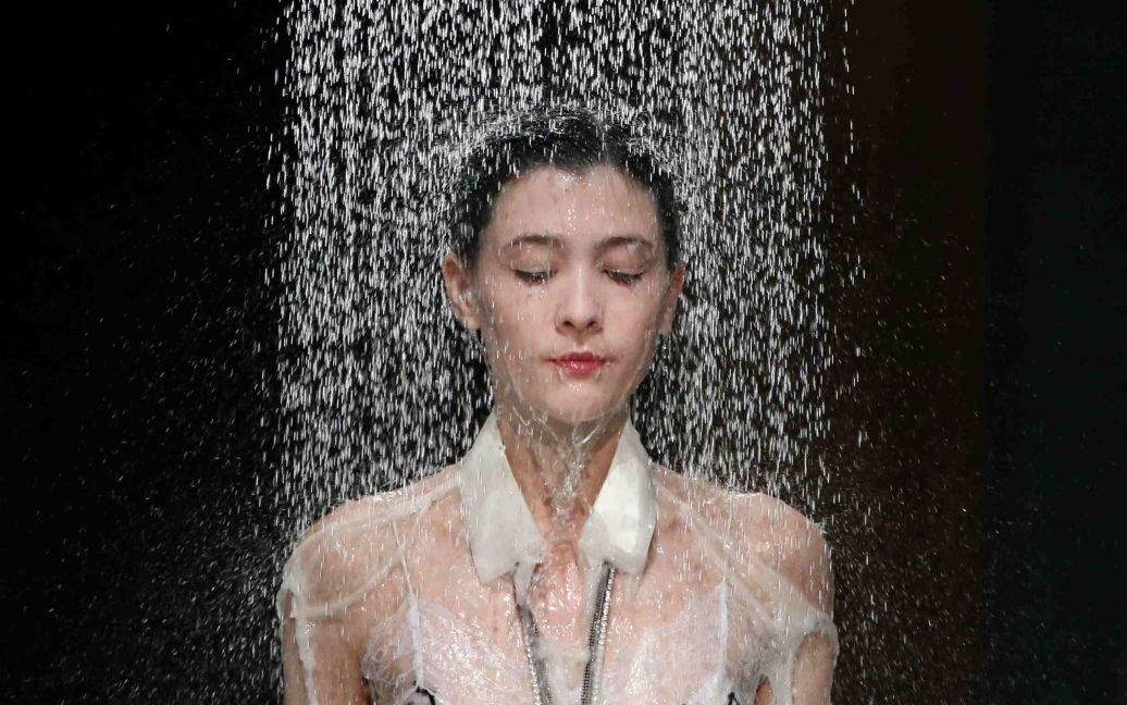 Вода падает на модель, когда она демонстрирует произведение дизайнера Хусейна Чалаяна во время Недели моды в Париже. / © Reuters