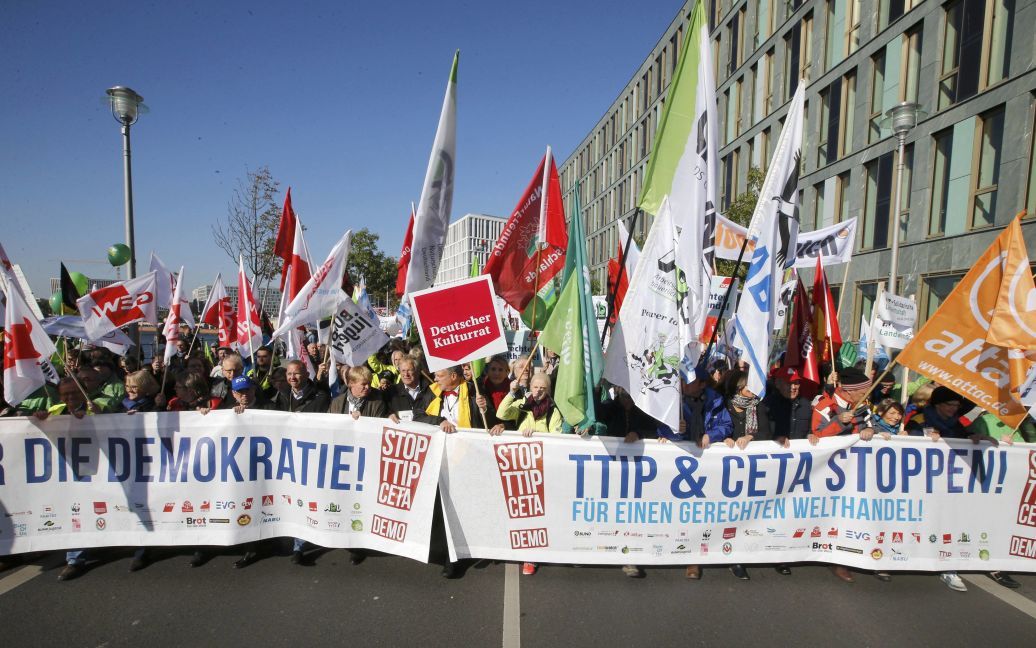 Масштабная акция протеста против ЗСТ с США и Канадой собрала десятки тысяч немцев. / © Reuters