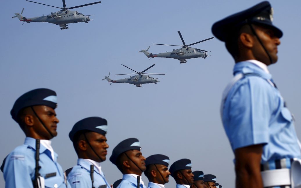 Солдаты Военно-воздушных сил Индии маршируют во время полета боевых вертолетов Ми-35. 8 октября во Нью-Дели состоялся парад в честь 83-летия ВВС Индии. / © Reuters