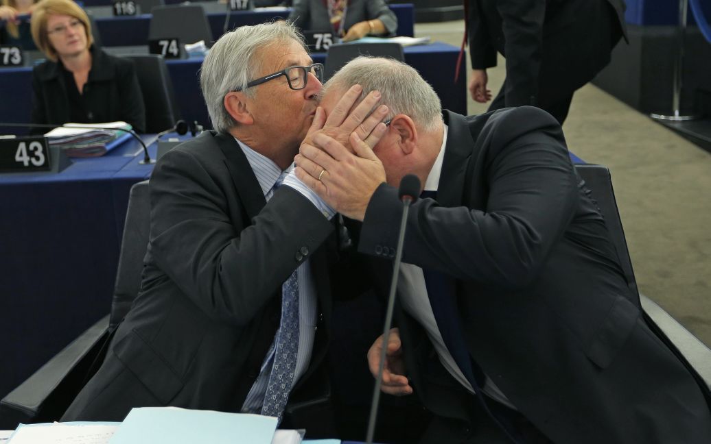 Председатель Европейской комиссии Жан-Клод Юнкер целует в лоб вице-президента Еврокомиссии Франса Тиммерманса перед своим обращением к Европейскому парламенту в ходе дебатов по результатам последнего неофициального Совета Европы в Страсбурге, Франция. / © Reuters