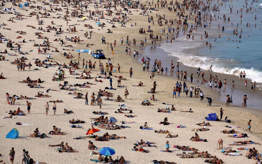 Отдыхающие плавают и сидят на пляже в жаркий день весны в Сиднее, Австралия. Природное явление Эль Ниньо, как ожидается, будет сильным событием за последние почти 20 лет. Австралийское бюро метеорологии заявило, что оно принесет жару и засуху на Восточном побережье Австралии. / © Reuters